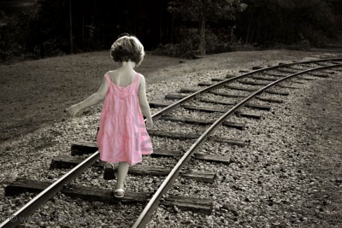 El camino. 3596353-coloreada-en-blanco-y-negro-con-la-ni-a-en-un-vestido-rosa-caminando-sobre-las-v-as-del-tren